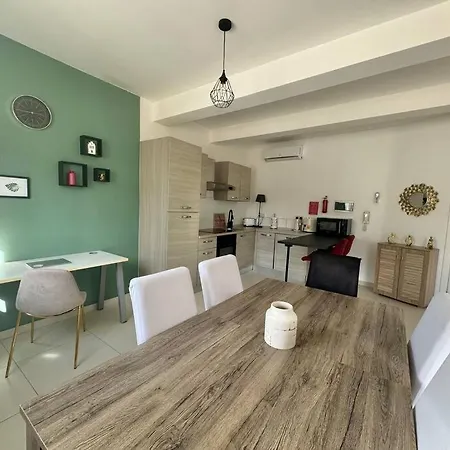 28 Retreat - 1 Minute To Sea *