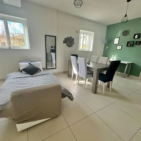 28 Retreat - 1 Minute To Sea *