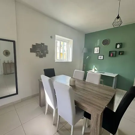 Apartment 28 Retreat - 1 Minute To Sea