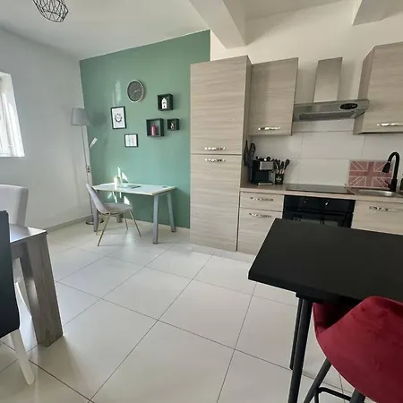 28 Retreat - 1 Minute To Sea *