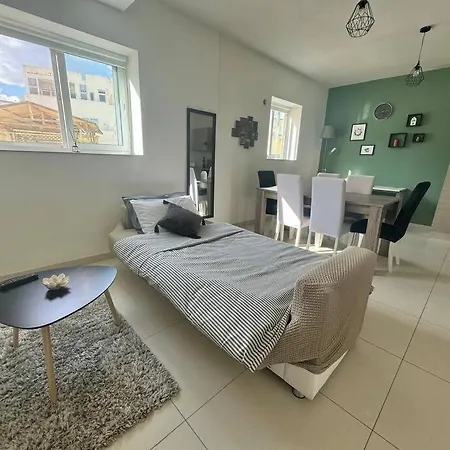 28 Retreat - 1 Minute To Sea