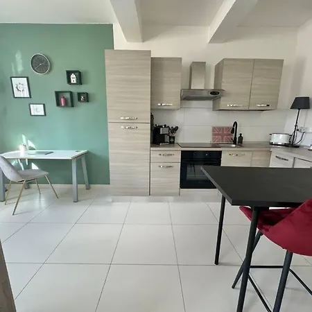 28 Retreat - 1 Minute To Sea *