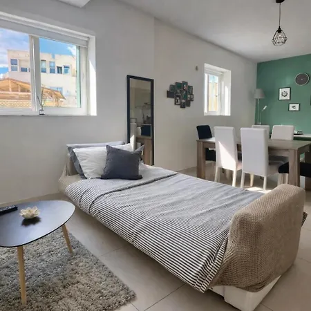 28 Retreat - 1 Minute To Sea